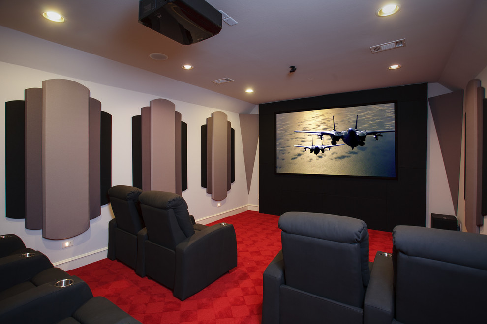 Idee per un home theatre contemporaneo di medie dimensioni e chiuso con pareti grigie, moquette, schermo di proiezione e pavimento rosso