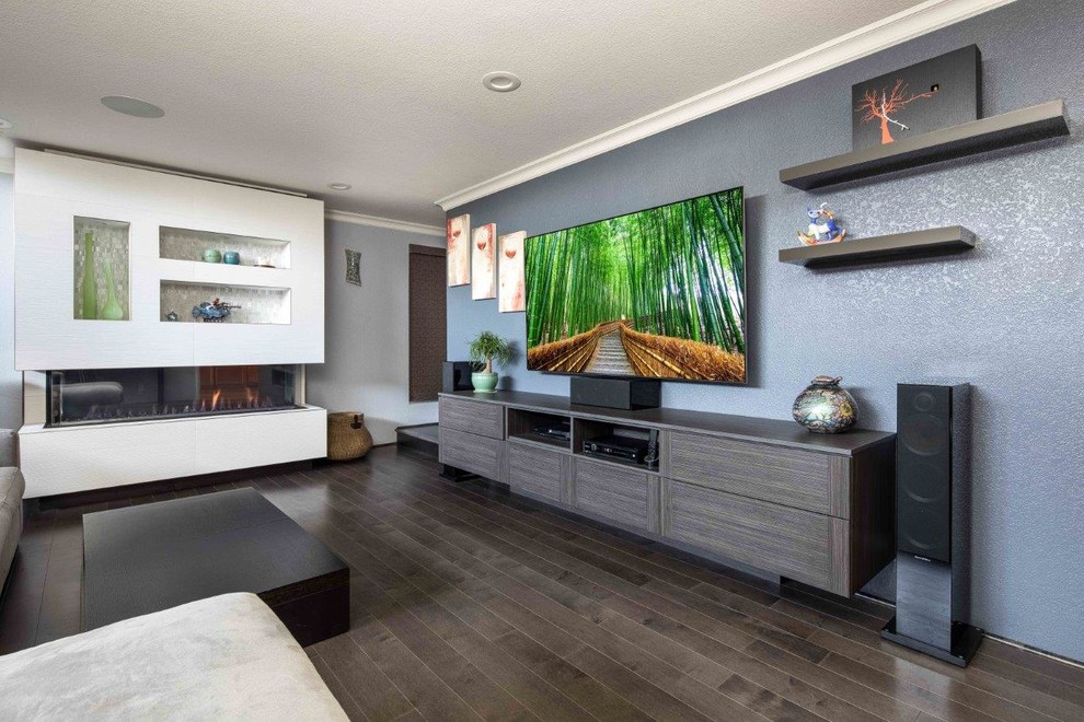 Mittelgroßes, Offenes Modernes Heimkino mit blauer Wandfarbe, braunem Holzboden, TV-Wand und braunem Boden in San Francisco
