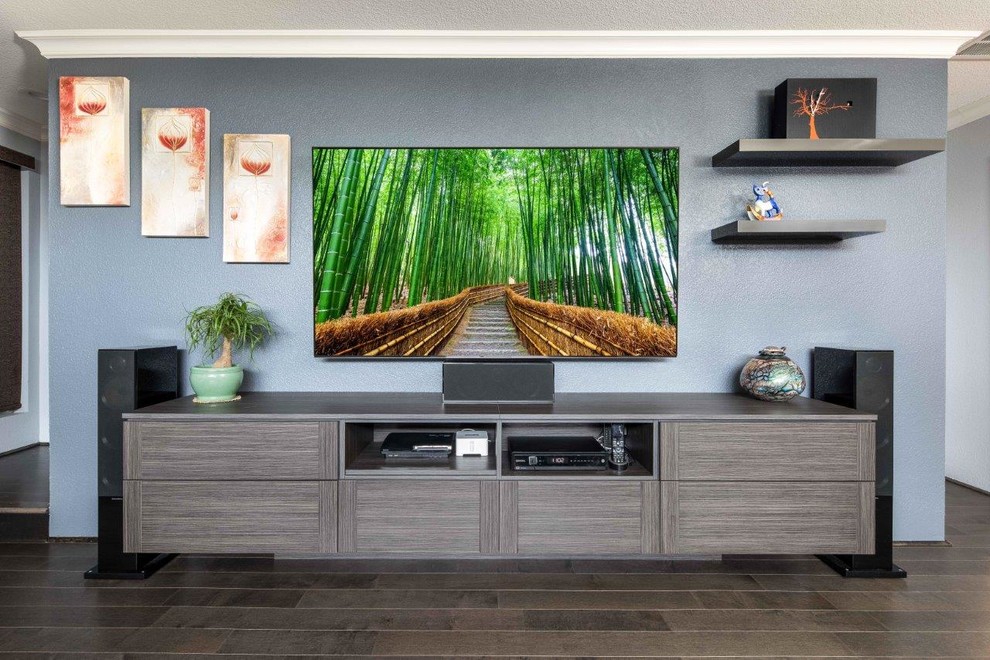 На фото: открытый домашний кинотеатр среднего размера в современном стиле с синими стенами, паркетным полом среднего тона, телевизором на стене и коричневым полом с