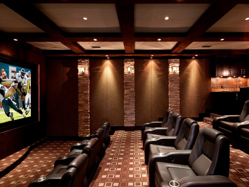 Cette photo montre une salle de cinéma chic avec moquette et un sol multicolore.