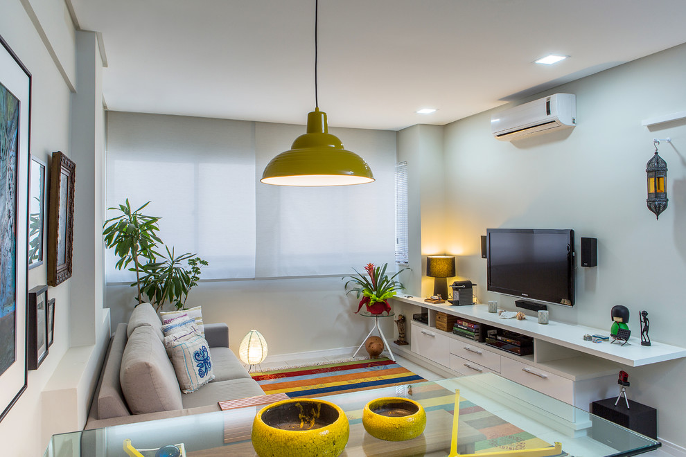 Kleines, Offenes Modernes Heimkino mit beiger Wandfarbe, Keramikboden und TV-Wand in Sonstige