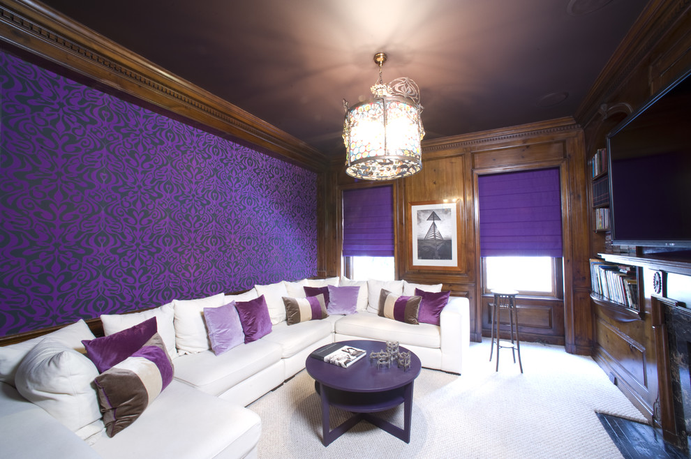 Imagen de cine en casa cerrado contemporáneo con paredes púrpuras, televisor colgado en la pared y suelo blanco
