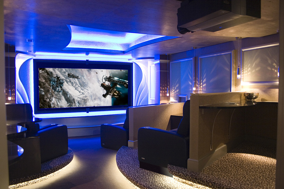 Imagen de cine en casa cerrado actual grande con paredes grises, moqueta, pantalla de proyección y suelo multicolor