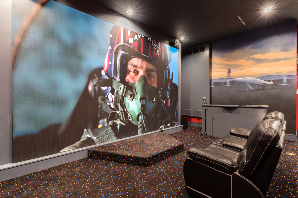 Cette photo montre une salle de cinéma tendance fermée avec un mur gris, moquette, un écran de projection et un sol noir.
