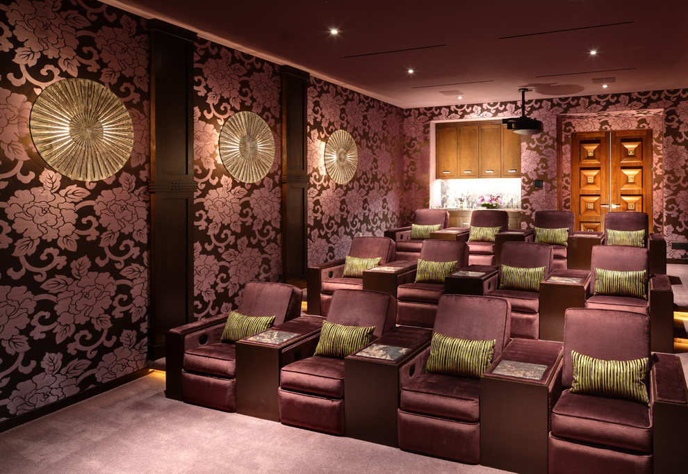 Пример оригинального дизайна: домашний кинотеатр в стиле неоклассика (современная классика) с фиолетовыми стенами