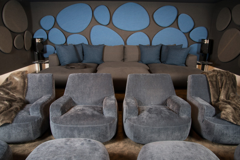 Источник вдохновения для домашнего уюта: изолированный домашний кинотеатр среднего размера в современном стиле с разноцветными стенами, ковровым покрытием и коричневым полом
