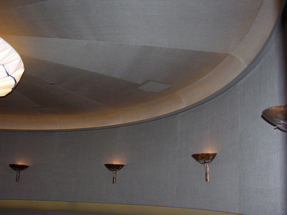 Foto di un home theatre design di medie dimensioni e chiuso con pareti marroni