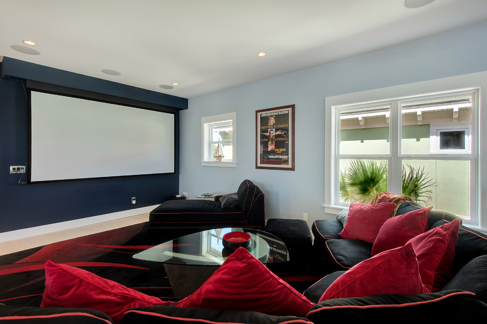 Exemple d'une salle de cinéma bord de mer avec un écran de projection.
