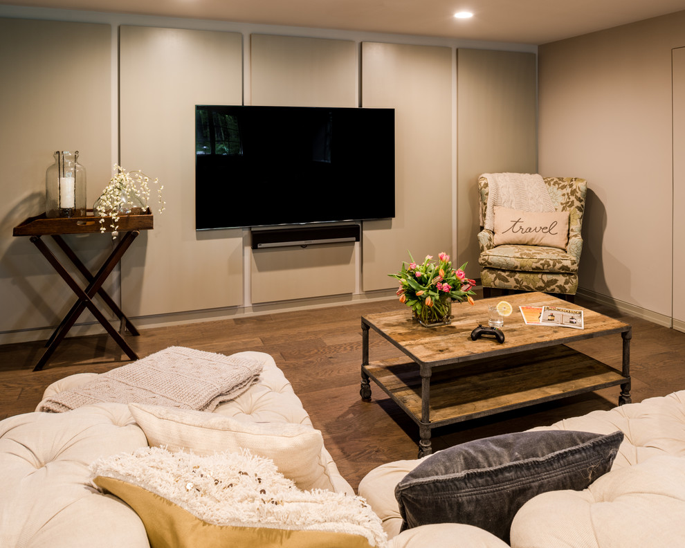 Foto på ett litet funkis avskild hemmabio, med grå väggar, mellanmörkt trägolv och en väggmonterad TV