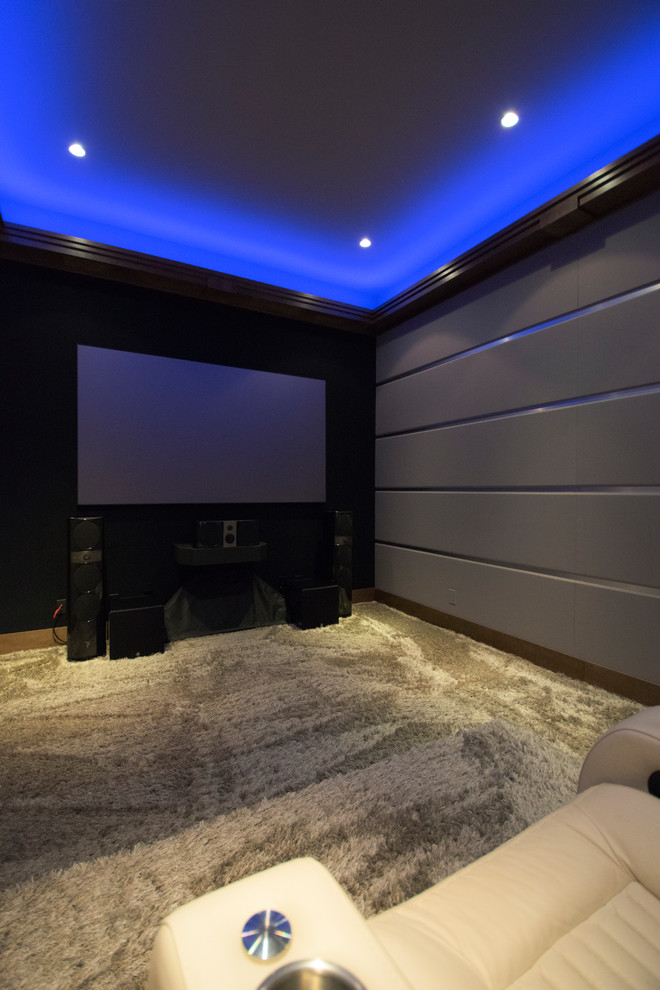 Imagen de cine en casa cerrado contemporáneo pequeño con paredes grises, moqueta y televisor colgado en la pared