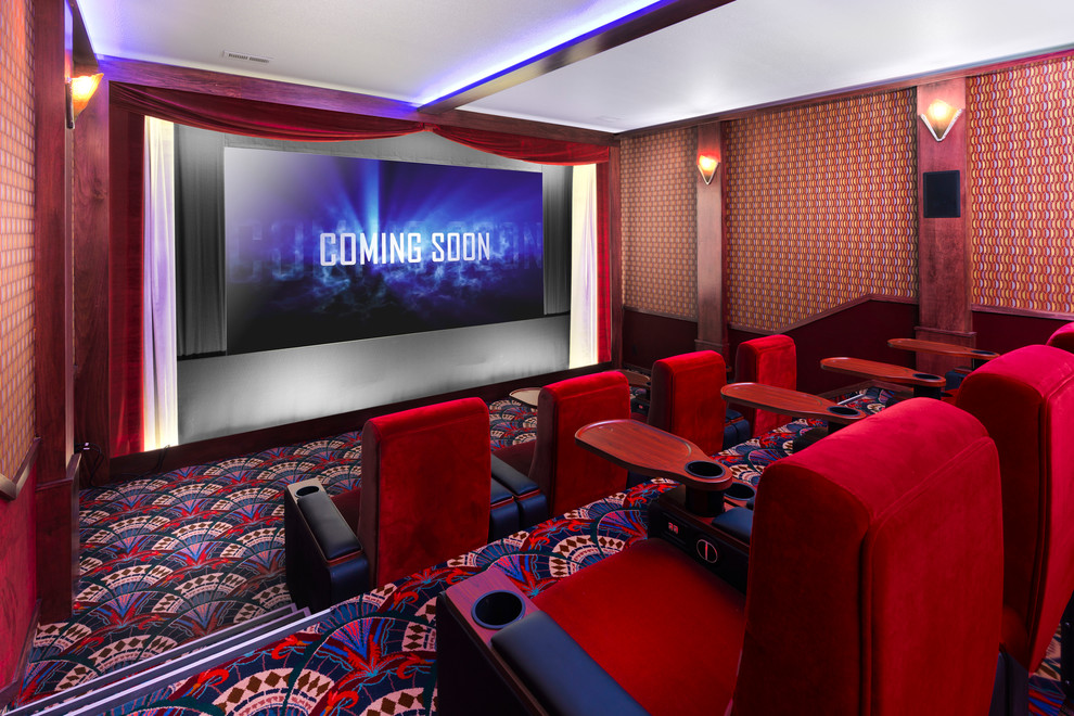 Immagine di un home theatre classico chiuso con pareti multicolore, moquette, schermo di proiezione e pavimento multicolore