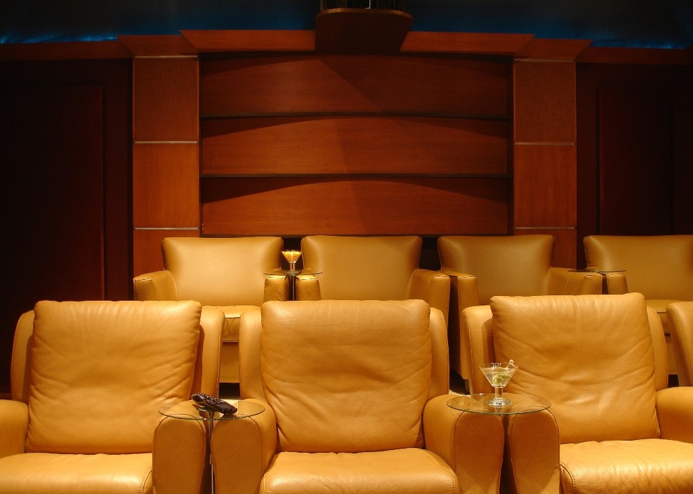 Стильный дизайн: изолированный домашний кинотеатр среднего размера в современном стиле с красными стенами, ковровым покрытием и проектором - последний тренд