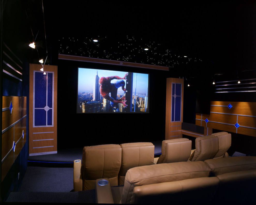 Foto di un ampio home theatre design chiuso con pareti nere, moquette, schermo di proiezione e pavimento blu