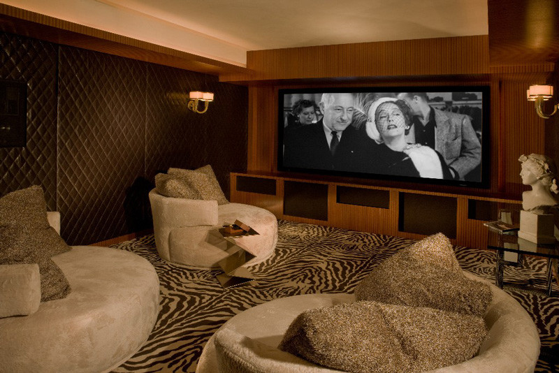 Стильный дизайн: изолированный домашний кинотеатр среднего размера в современном стиле с коричневыми стенами, ковровым покрытием и проектором - последний тренд