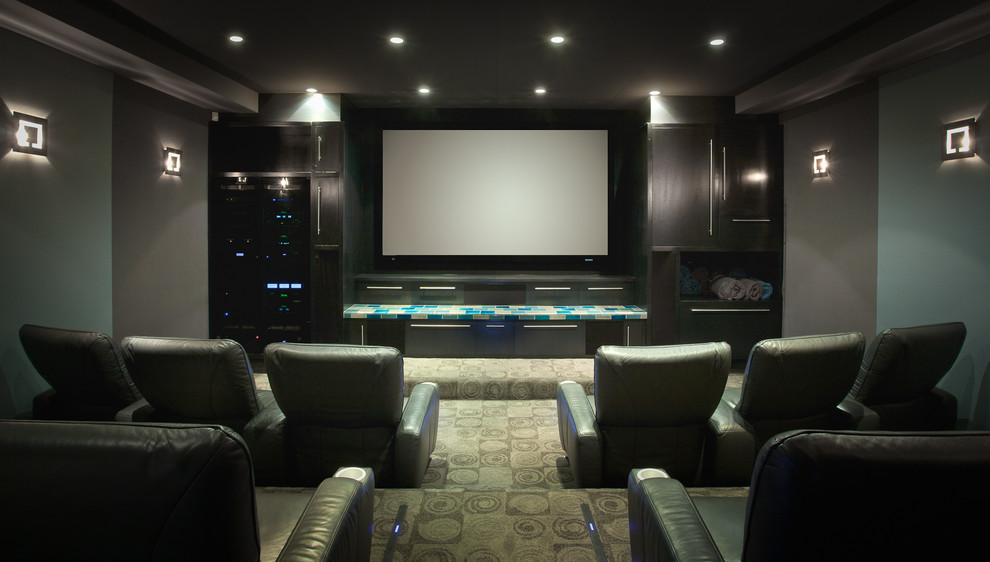 Foto de cine en casa cerrado actual grande con paredes grises, moqueta y pantalla de proyección