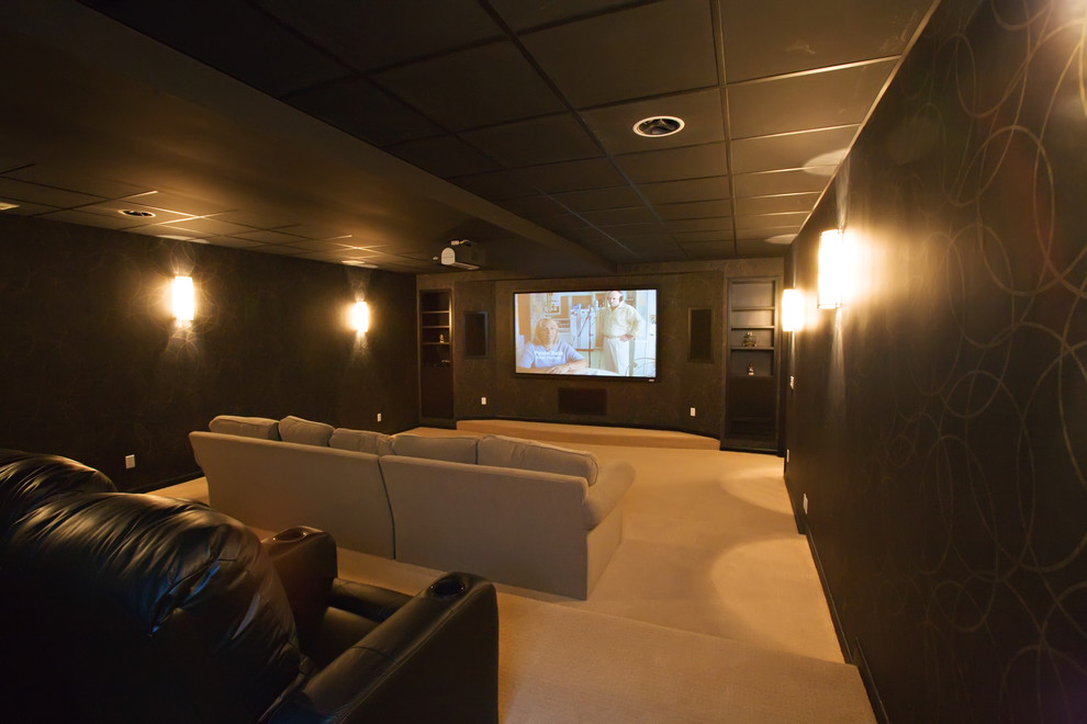 Aménagement d'une salle de cinéma contemporaine avec un sol beige.