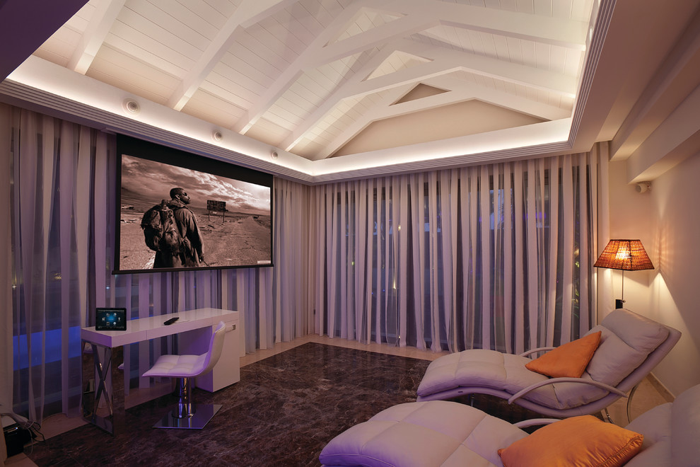 Idee per un home theatre contemporaneo chiuso con pareti beige, schermo di proiezione e pavimento multicolore