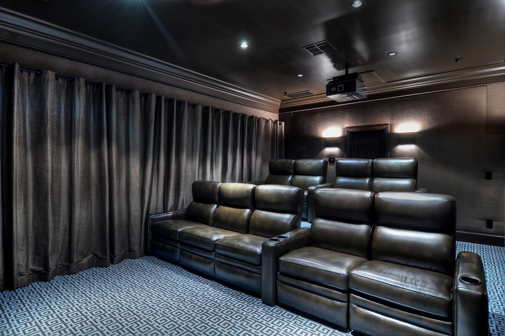 Стильный дизайн: большой изолированный домашний кинотеатр в стиле неоклассика (современная классика) с черными стенами, ковровым покрытием и проектором - последний тренд