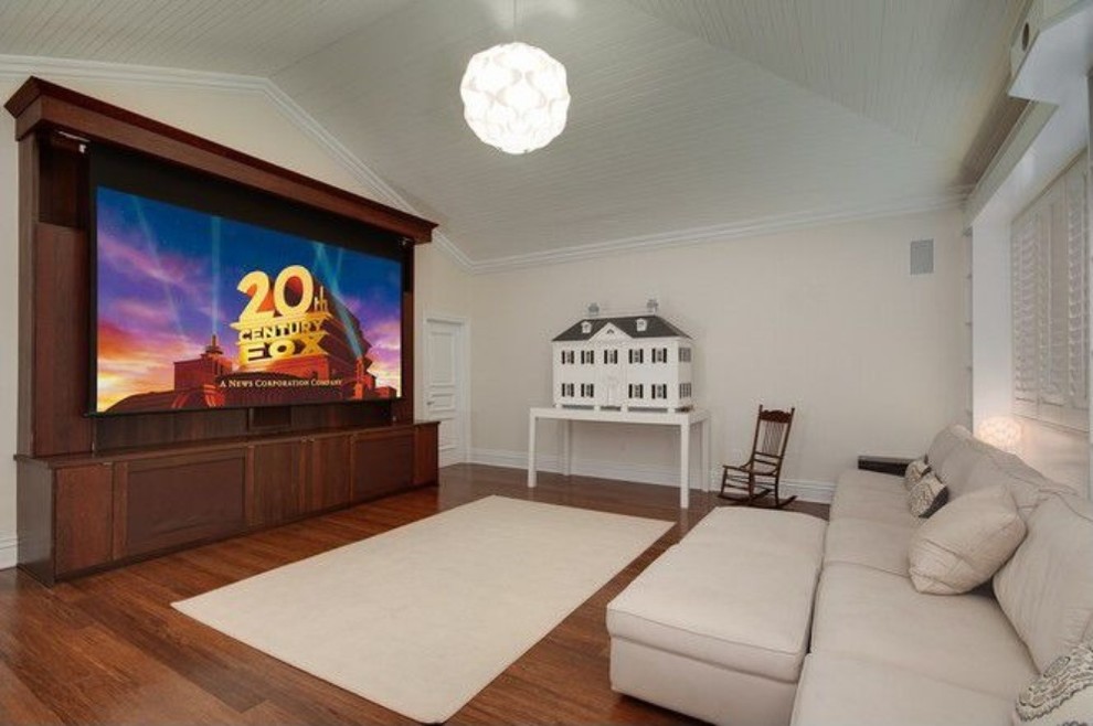 Mittelgroßes, Abgetrenntes Klassisches Heimkino mit weißer Wandfarbe, Marmorboden und Multimediawand in Austin