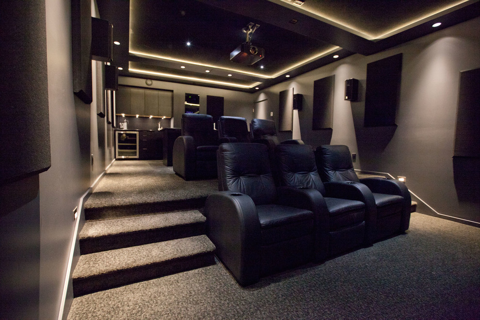 Foto de cine en casa cerrado moderno grande con paredes grises, moqueta y pantalla de proyección