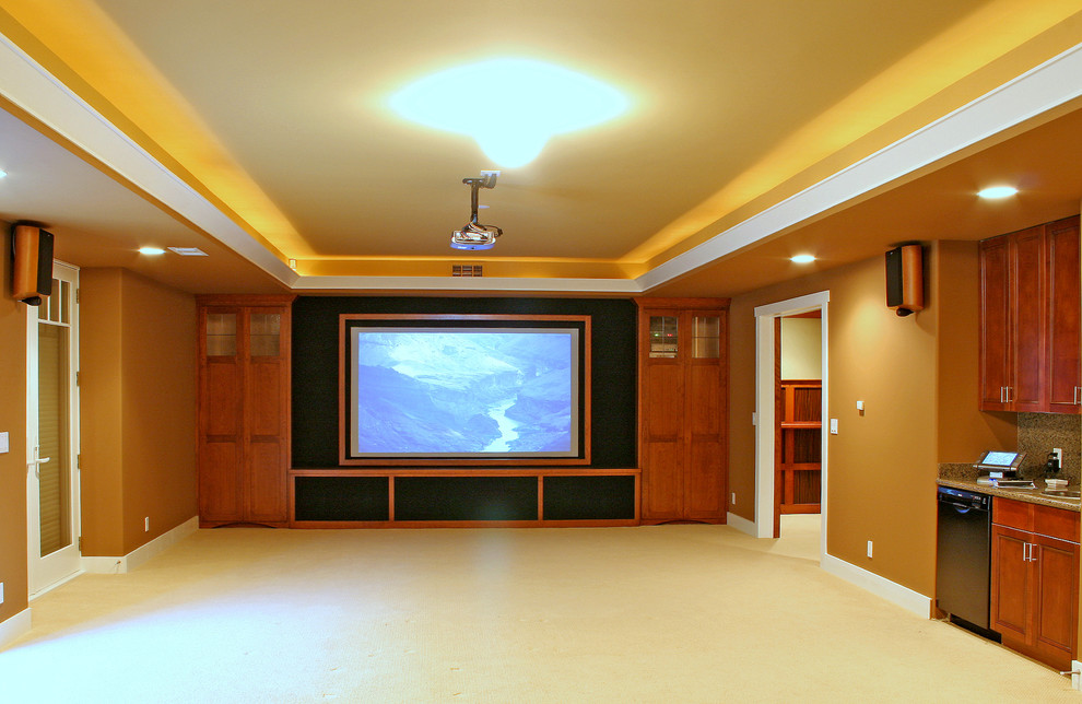 Modelo de cine en casa cerrado de estilo americano de tamaño medio con paredes amarillas, moqueta y pantalla de proyección