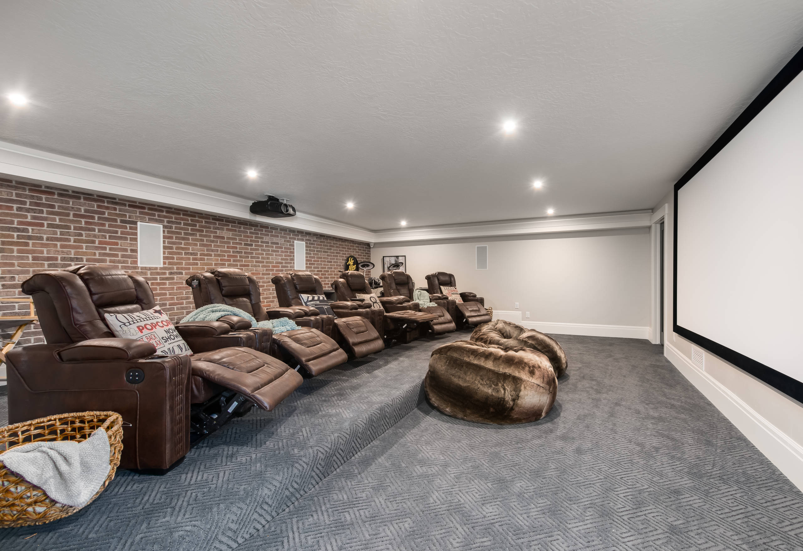 おしゃれなシアタールーム グレーの壁 のインテリア画像 21年9月 Houzz ハウズ