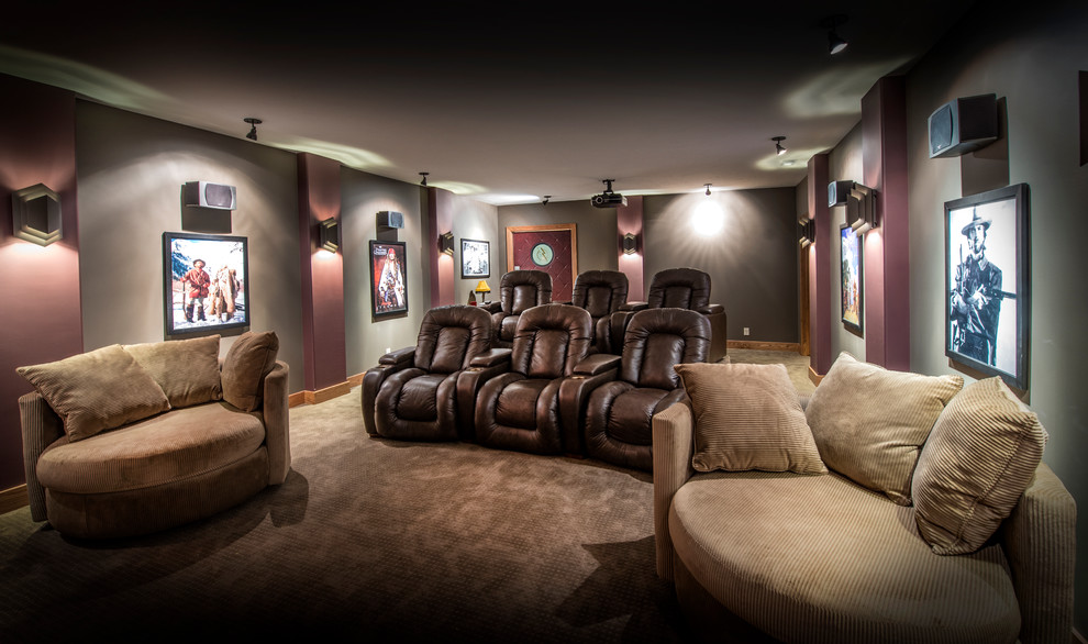 Cette image montre une salle de cinéma traditionnelle fermée avec un mur gris, moquette, un sol marron et un écran de projection.