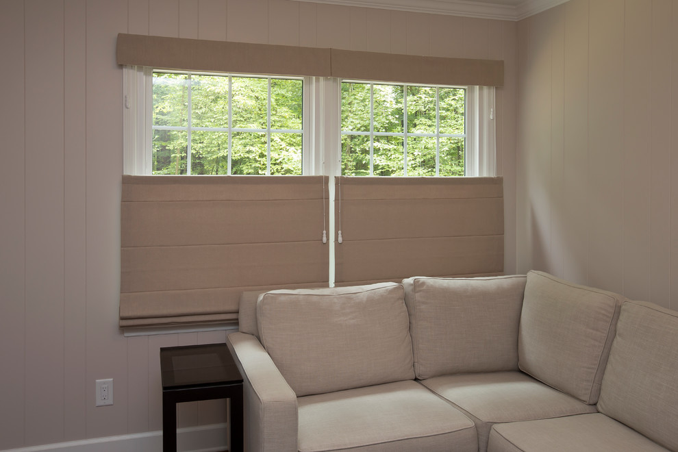 Kleines, Abgetrenntes Klassisches Heimkino mit beiger Wandfarbe, dunklem Holzboden, TV-Wand und braunem Boden in Raleigh