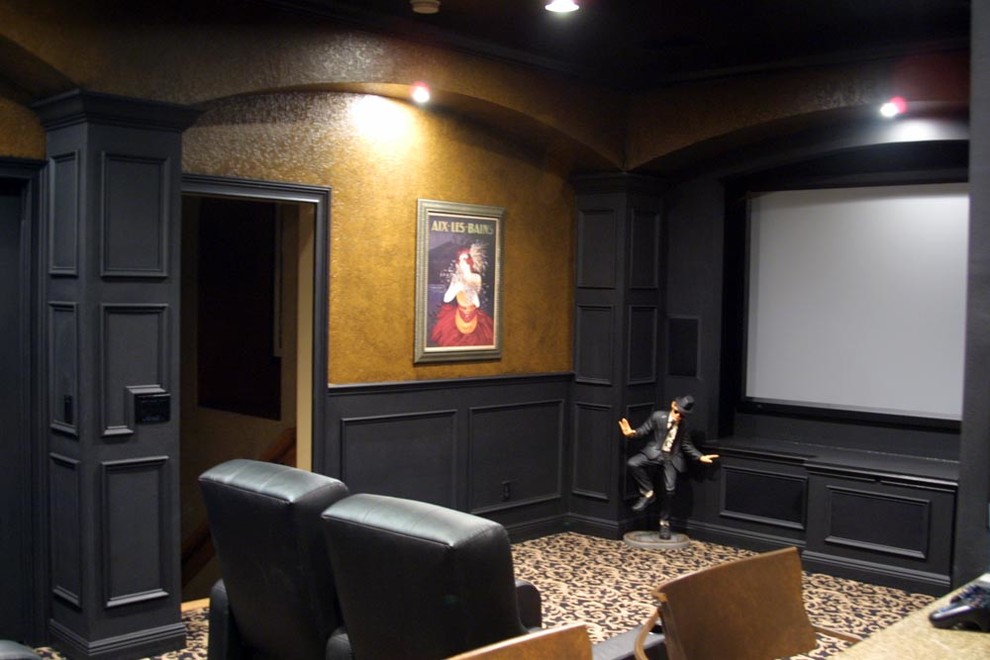 Пример оригинального дизайна: маленький изолированный домашний кинотеатр в современном стиле с ковровым покрытием, проектором и желтыми стенами для на участке и в саду