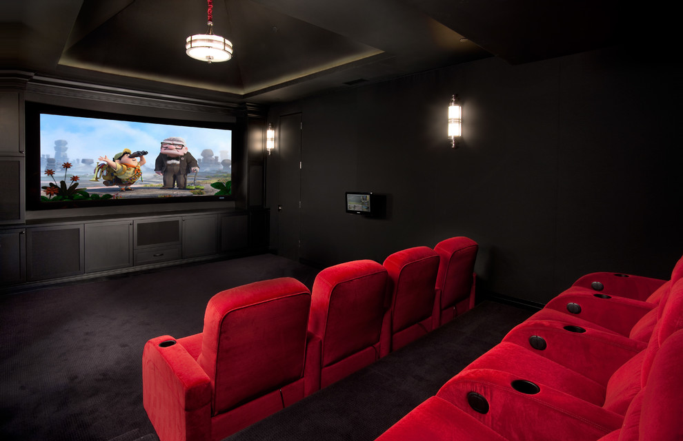 Ejemplo de cine en casa cerrado actual de tamaño medio con paredes negras, moqueta, pantalla de proyección y suelo negro