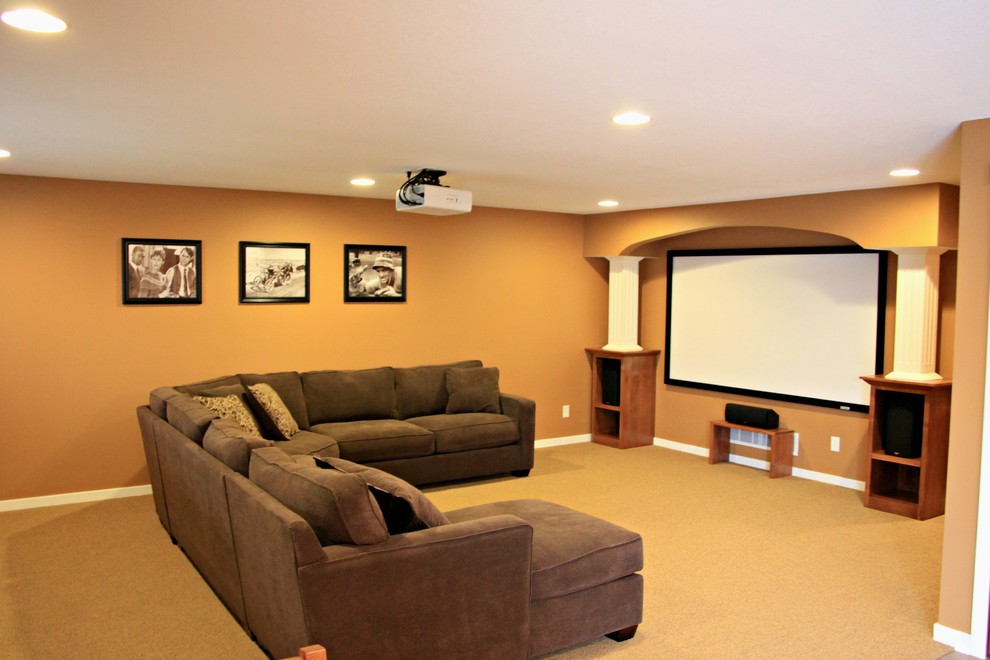 Imagen de cine en casa abierto de estilo americano de tamaño medio con paredes beige, moqueta y pantalla de proyección