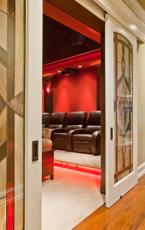 Idée de décoration pour une grande salle de cinéma craftsman fermée avec un mur rouge et un écran de projection.