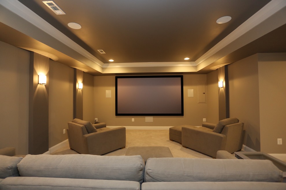 Imagen de cine en casa cerrado actual grande con paredes marrones, moqueta, pantalla de proyección y suelo beige