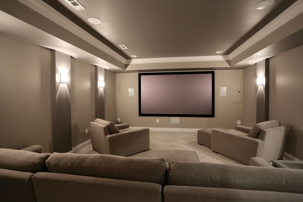 Идея дизайна: большой изолированный домашний кинотеатр в современном стиле с коричневыми стенами, ковровым покрытием, проектором и бежевым полом