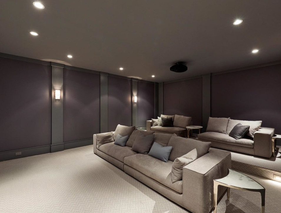 Источник вдохновения для домашнего уюта: большой изолированный домашний кинотеатр в стиле неоклассика (современная классика) с фиолетовыми стенами, ковровым покрытием, проектором и бежевым полом