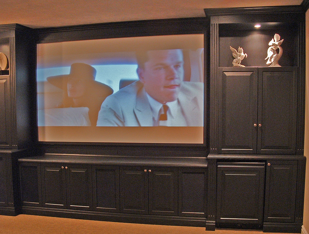 Cette photo montre une grande salle de cinéma chic ouverte avec un téléviseur encastré.