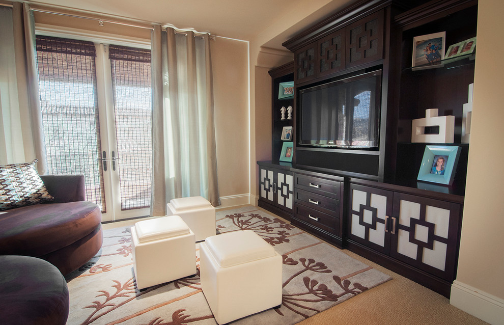 Imagen de cine en casa abierto tradicional renovado pequeño con paredes beige, moqueta y pared multimedia