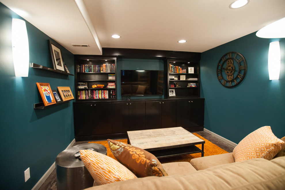 シアトルにあるお手頃価格の小さなコンテンポラリースタイルのおしゃれな独立型シアタールーム (青い壁、コンクリートの床、壁掛け型テレビ、茶色い床) の写真