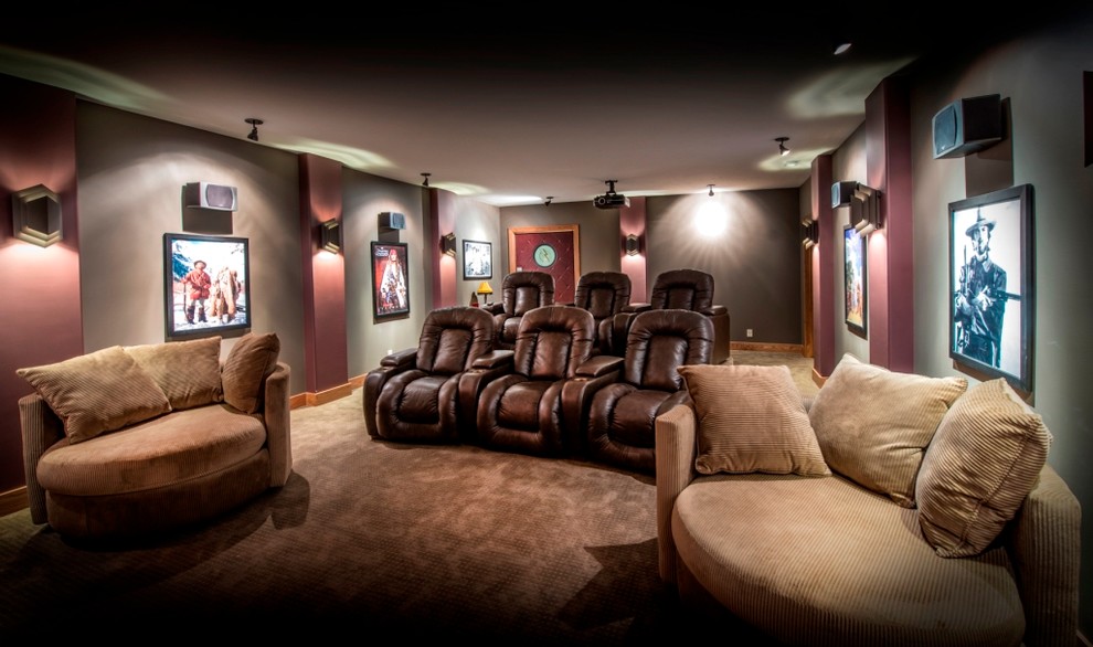 Modelo de cine en casa cerrado rústico grande con paredes marrones, moqueta, pantalla de proyección y suelo marrón