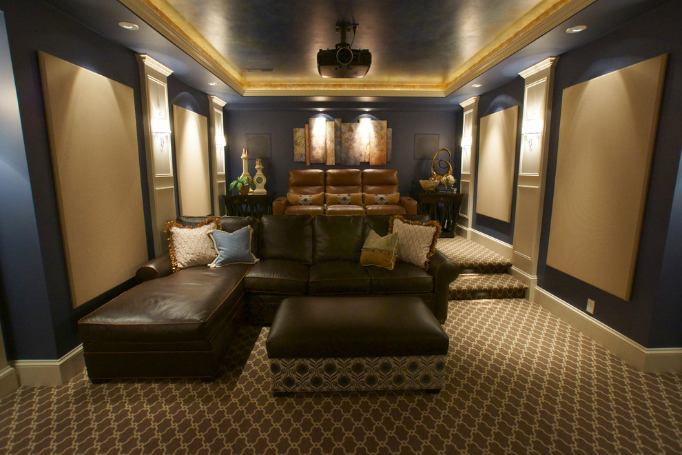 Cette image montre une salle de cinéma traditionnelle de taille moyenne et fermée avec un mur bleu, moquette et un écran de projection.