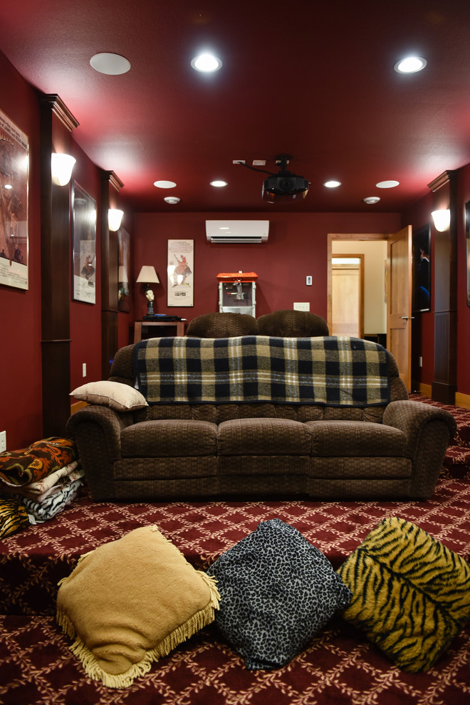Свежая идея для дизайна: изолированный домашний кинотеатр в стиле неоклассика (современная классика) с красными стенами, ковровым покрытием, проектором и красным полом - отличное фото интерьера