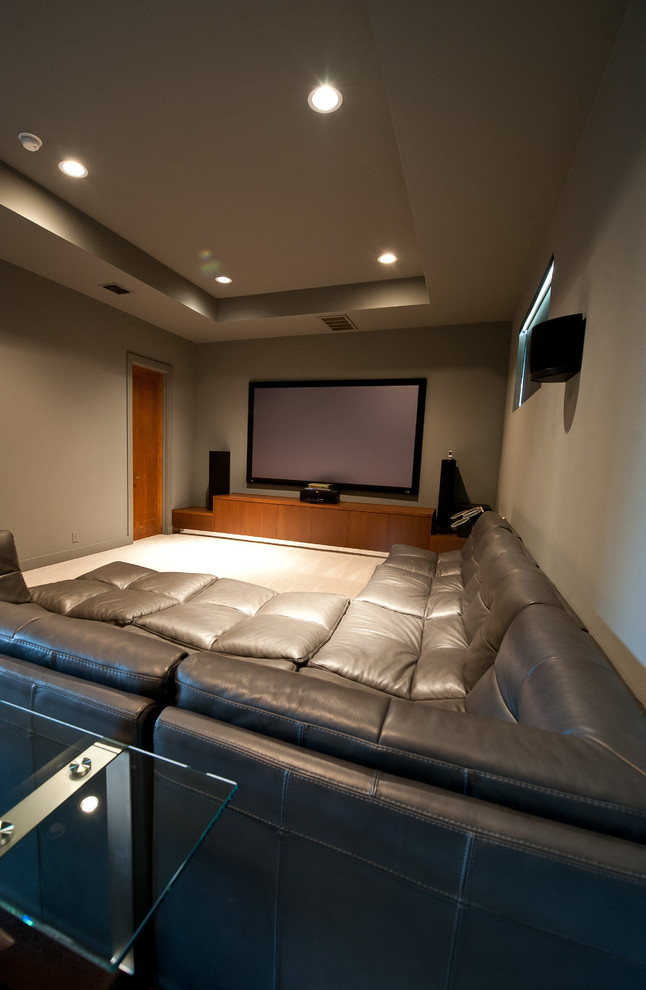 Свежая идея для дизайна: домашний кинотеатр в современном стиле с телевизором на стене - отличное фото интерьера