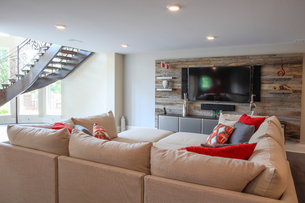 Diseño de cine en casa abierto contemporáneo grande con suelo de madera en tonos medios y televisor colgado en la pared