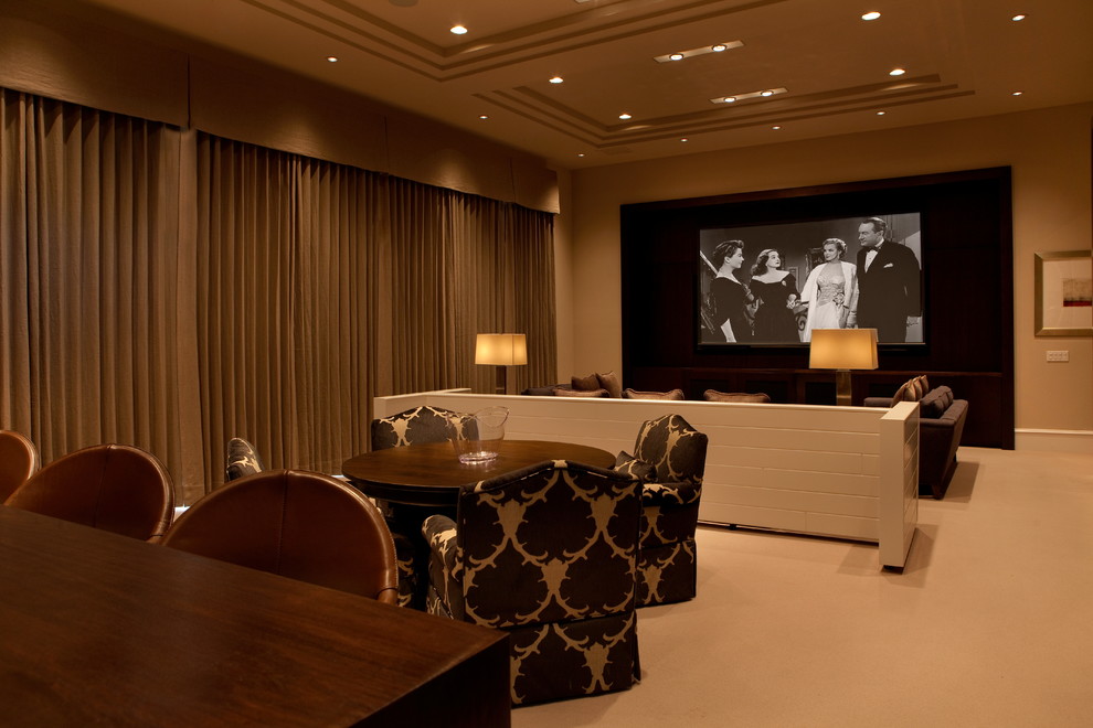 Imagen de cine en casa cerrado tradicional renovado con paredes beige, moqueta, pantalla de proyección y suelo beige