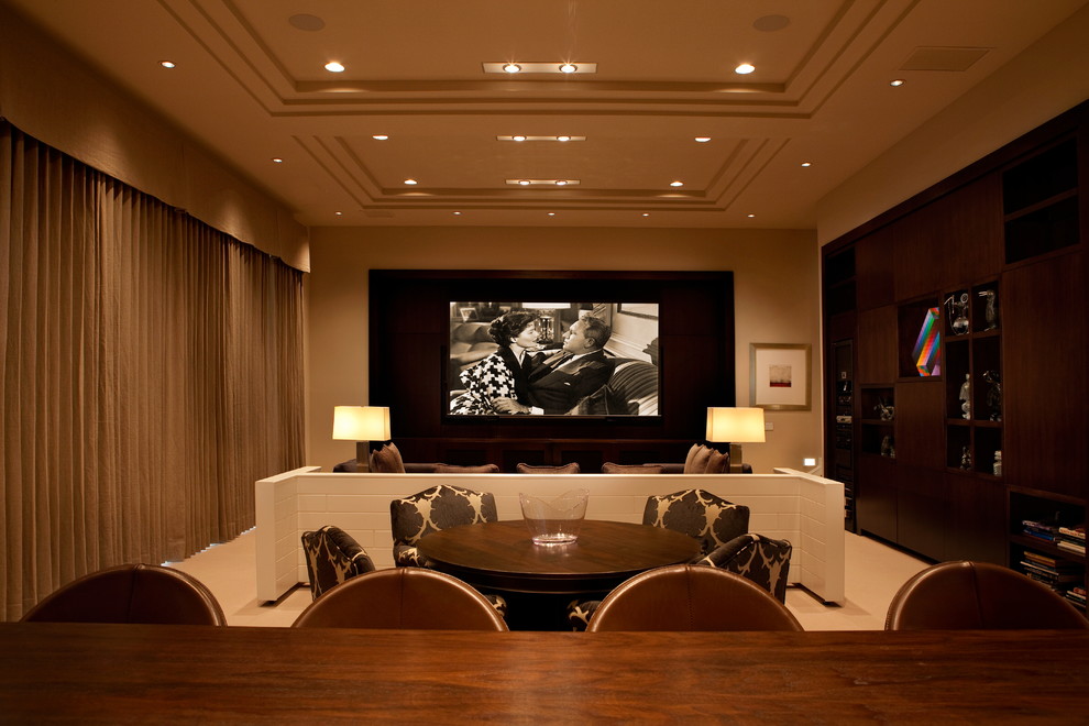 Идея дизайна: изолированный домашний кинотеатр в стиле неоклассика (современная классика) с бежевыми стенами, ковровым покрытием и проектором