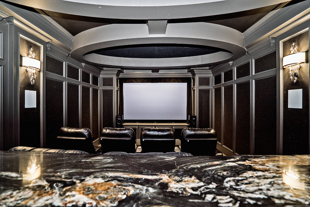 Immagine di un ampio home theatre mediterraneo chiuso con pareti nere e schermo di proiezione