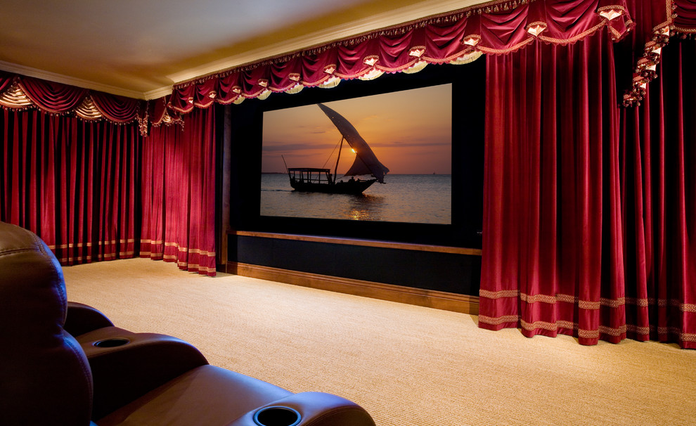 Exemple d'une grande salle de cinéma chic fermée avec un écran de projection, un mur rouge et moquette.