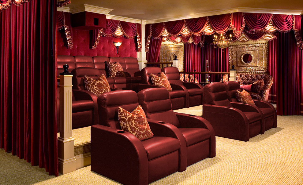 Cette photo montre une grande salle de cinéma chic fermée avec un mur rouge, moquette et un écran de projection.