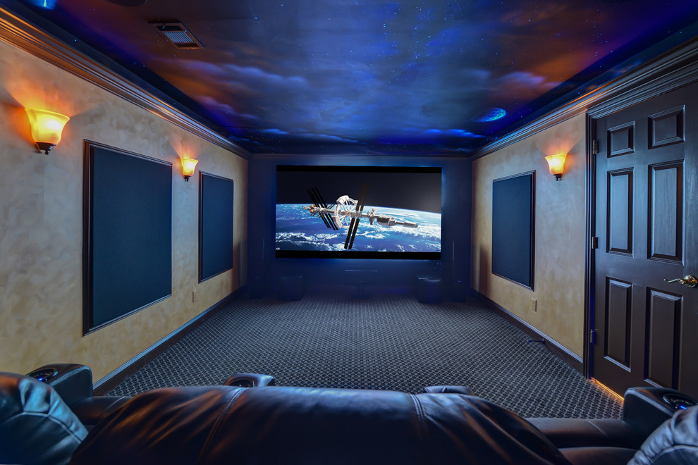 Свежая идея для дизайна: большой открытый домашний кинотеатр в стиле неоклассика (современная классика) с серыми стенами, ковровым покрытием и проектором - отличное фото интерьера