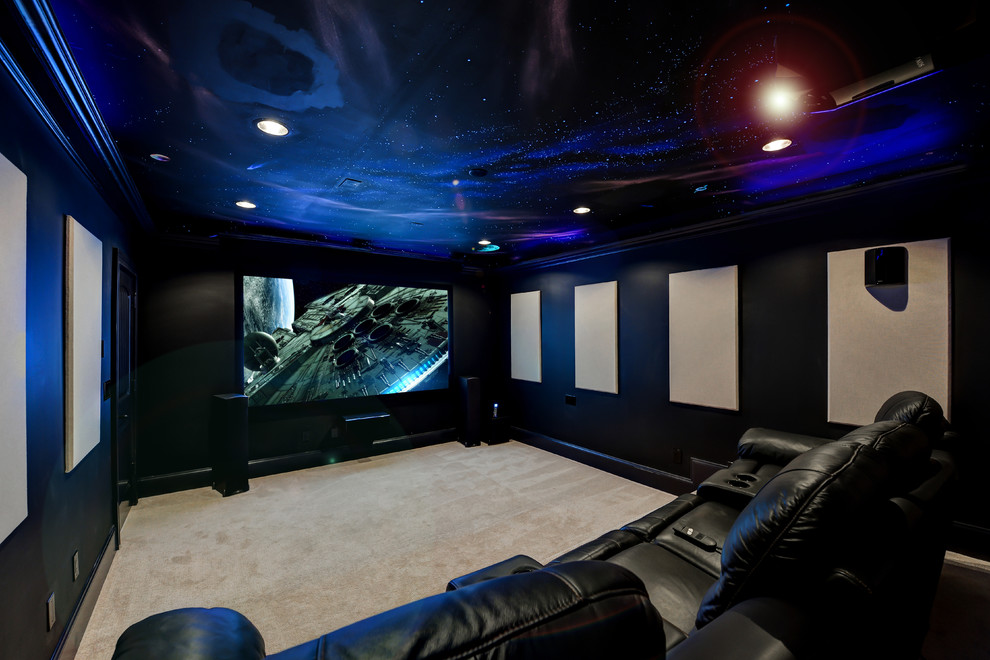 Imagen de cine en casa abierto clásico renovado grande con paredes grises, moqueta, pantalla de proyección y suelo beige